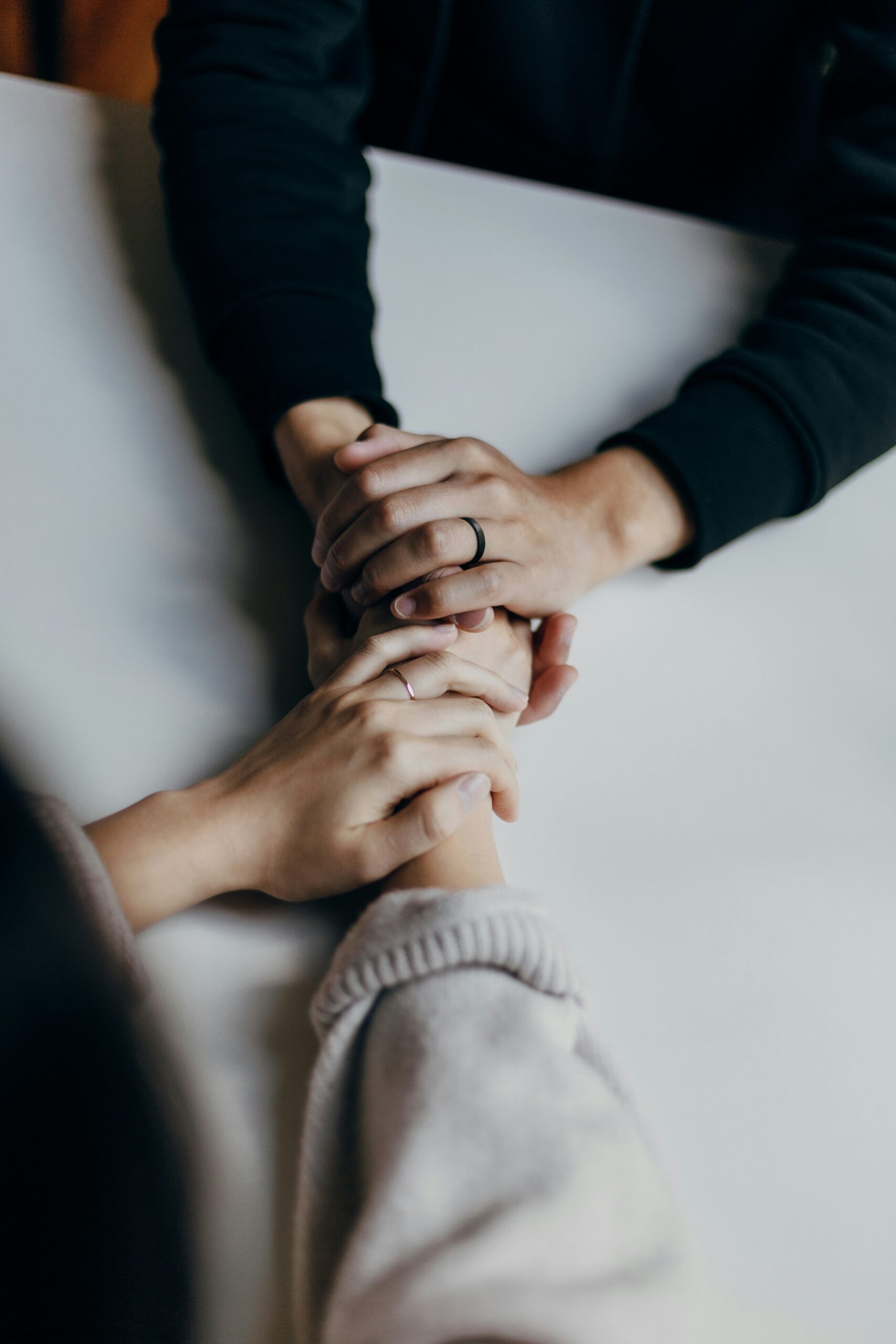 Deux femmes se tenant la main pour se soutenir durant une période difficile