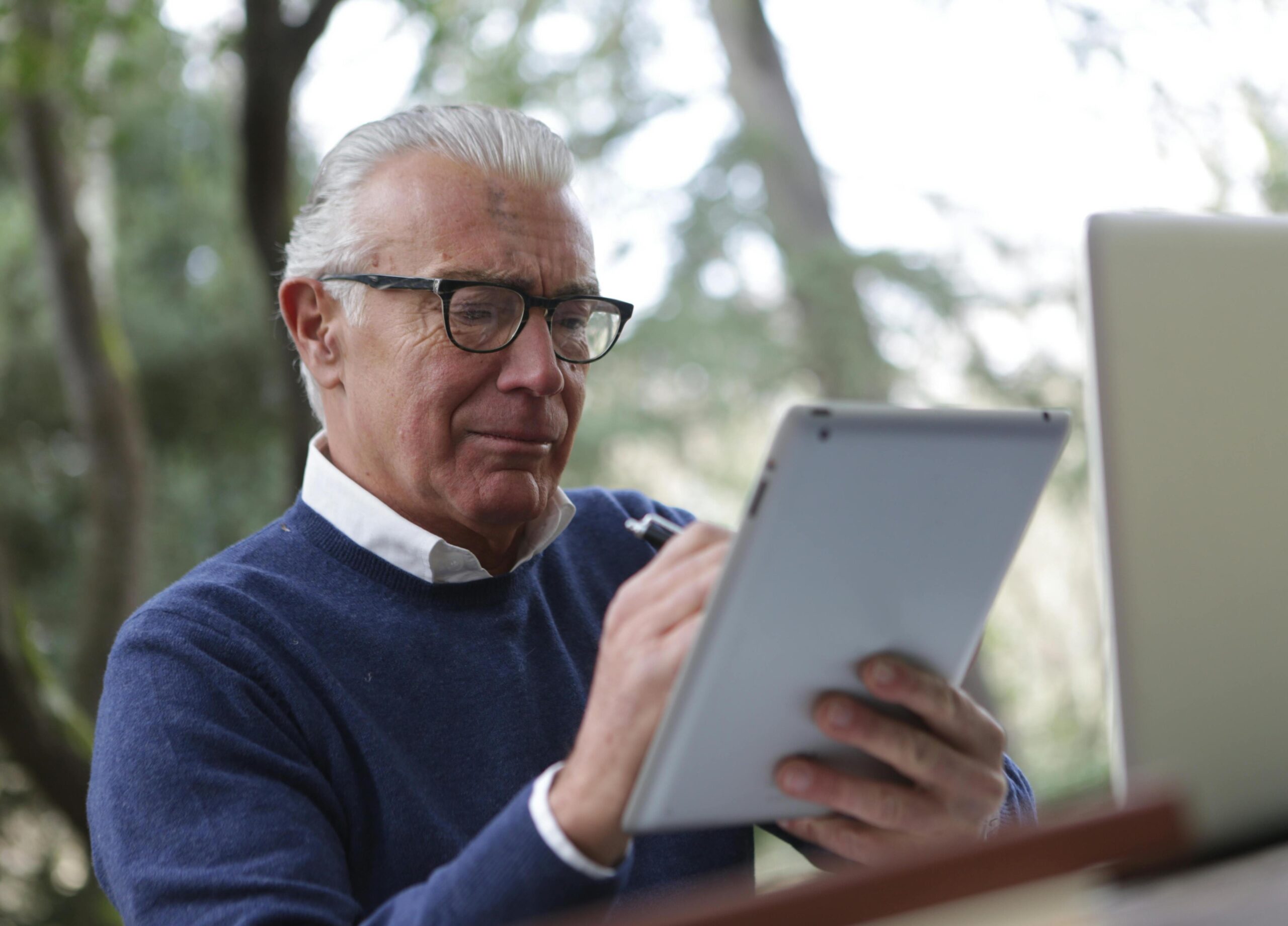 un homme entrain de consulter neuratis pour prendre un rendez vous