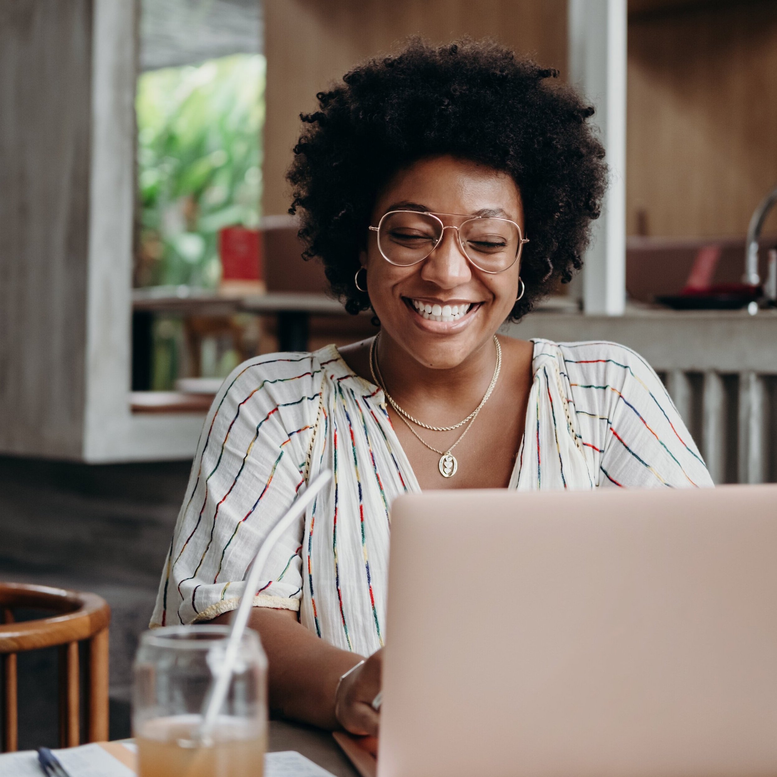 une femme avec le sourire sur le visage entrain de prendre un rendez vous avec un psychologue dans la plateforme de neuratis