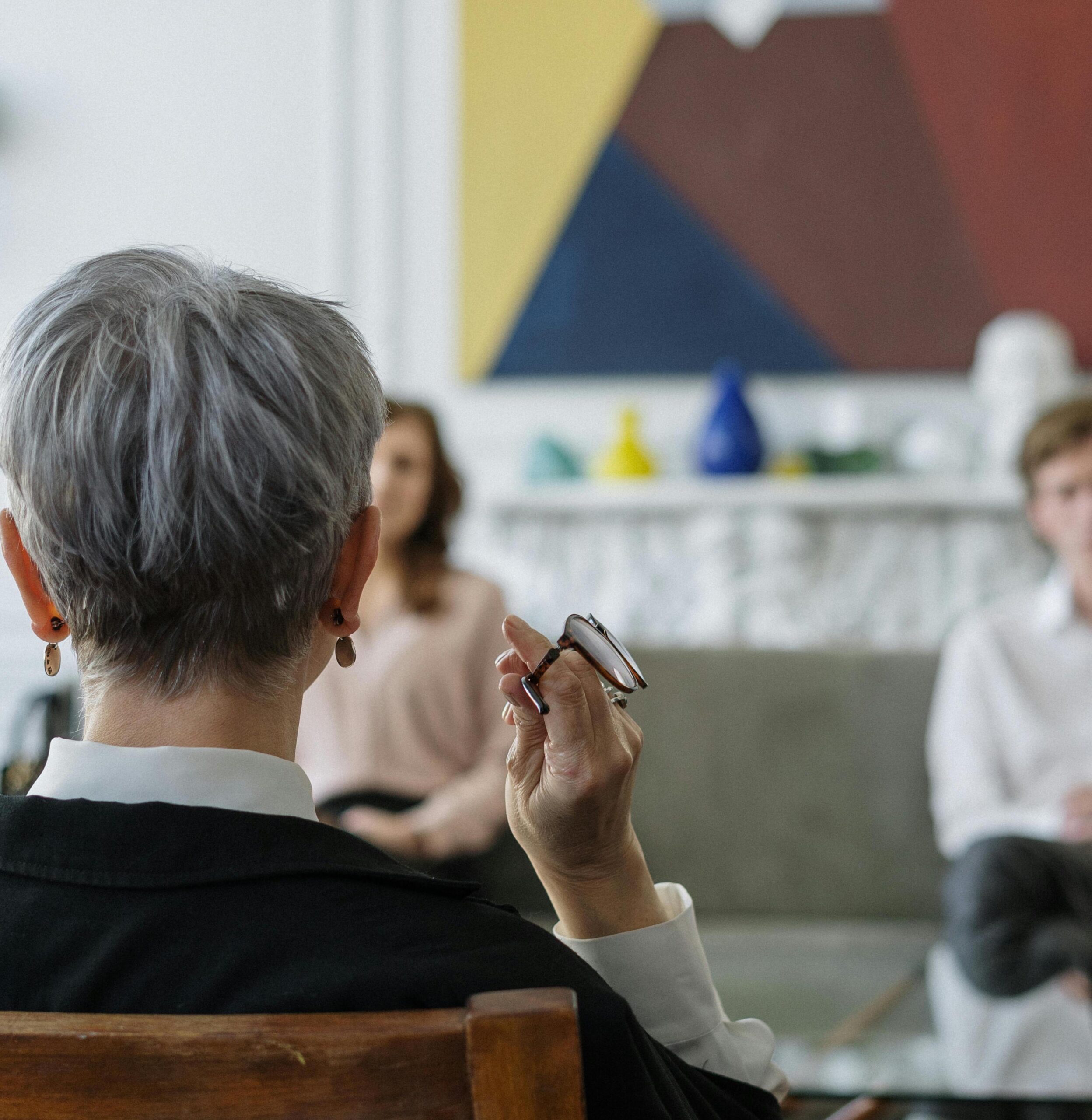 une psychologue durant une séance avec un couple marié