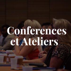 Groupe de femmes assistant à des conférences et ateliers en regardant une présentation