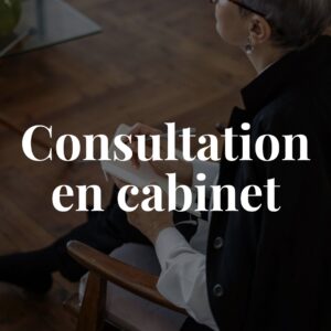 Psychologue en consultation en cabinet prenant des notes dans un carnet