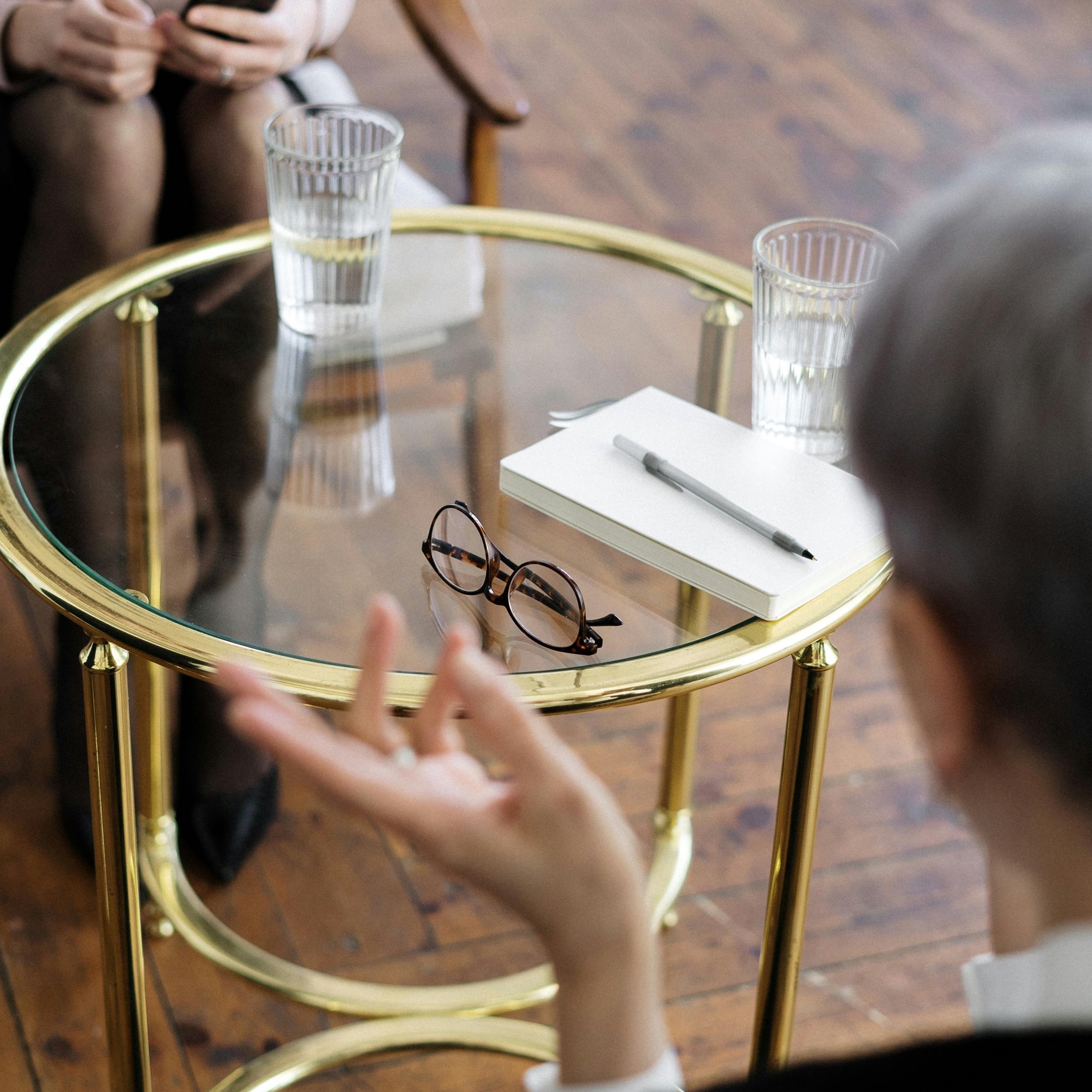 une psychologue entrain de donner des conseils durant une séance de thérapie